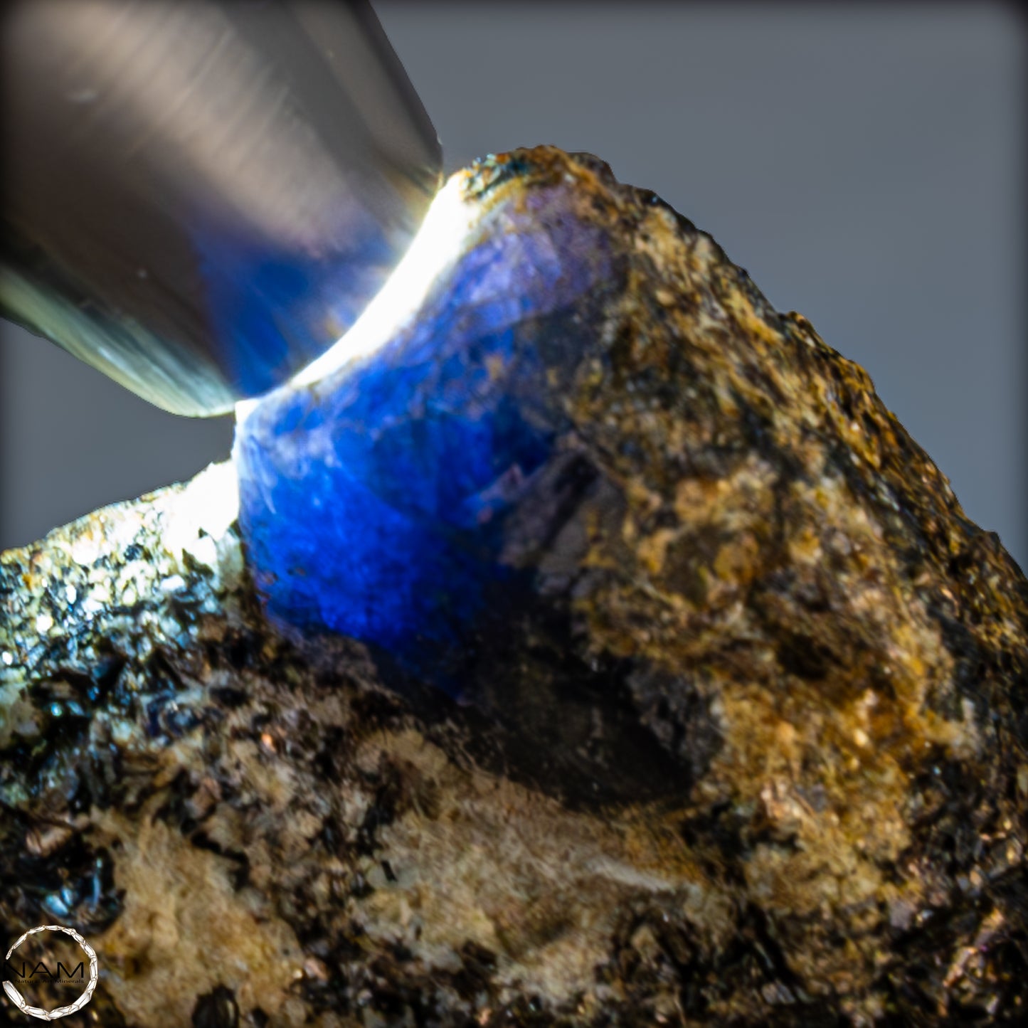 Natürlicher Seltener Saphirekristall auf Matrix - 62,04g