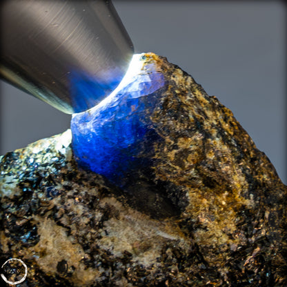 Natürlicher Seltener Saphirekristall auf Matrix - 62,04g