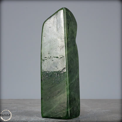 Natürliche Jade-Nephrit Freiform aus Burma - 671,15g