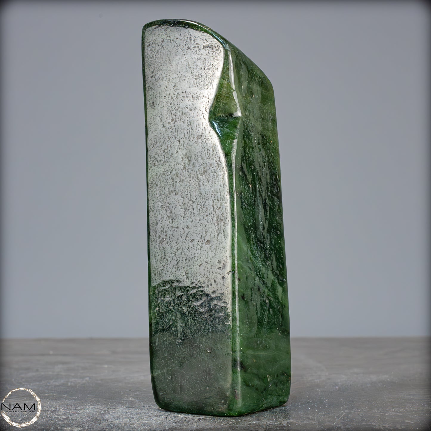 Natürliche Jade-Nephrit Freiform aus Burma - 671,15g