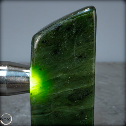 Natürliche Jade-Nephrit Freiform aus Burma - 671,15g