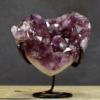 Amethyst Herz Druse auf Ständer  – 1253,31g – 135 x 131 x 95mm