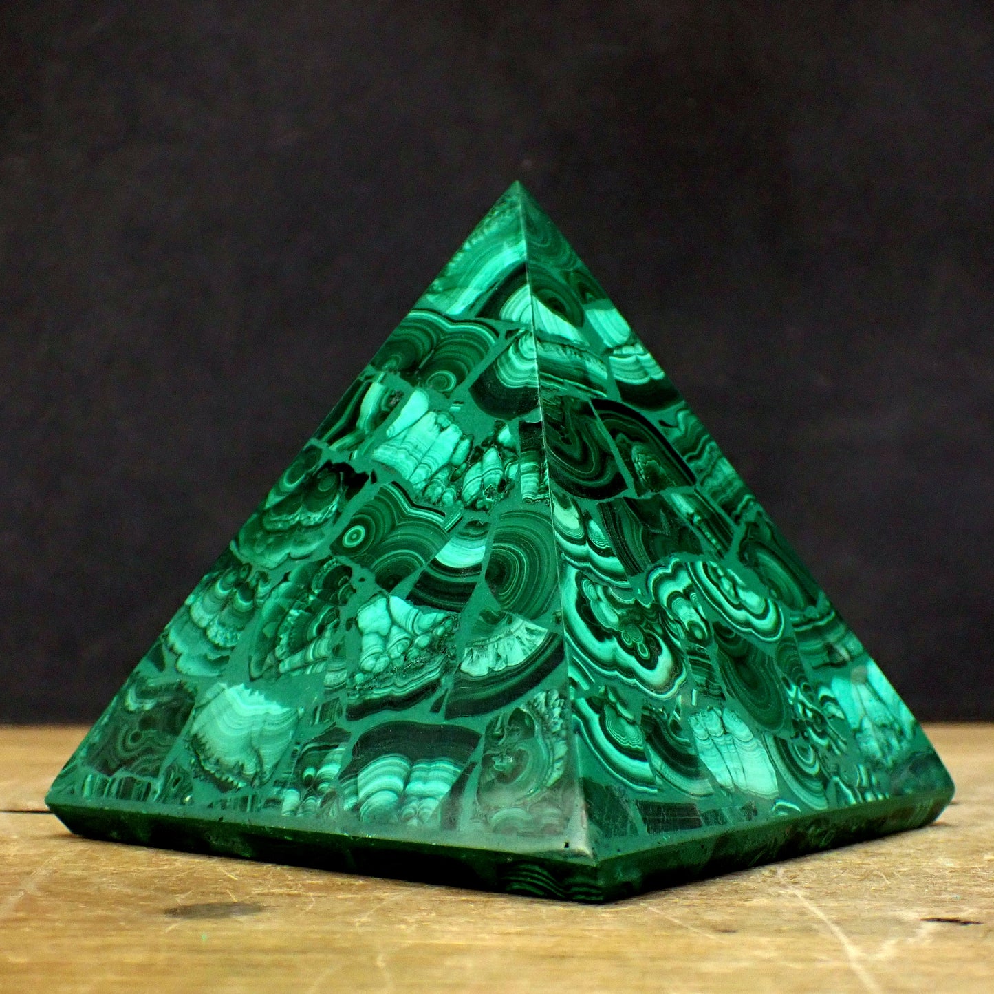 Malachit Pyramide - 1044,55g - 125 x 117 x 117mm