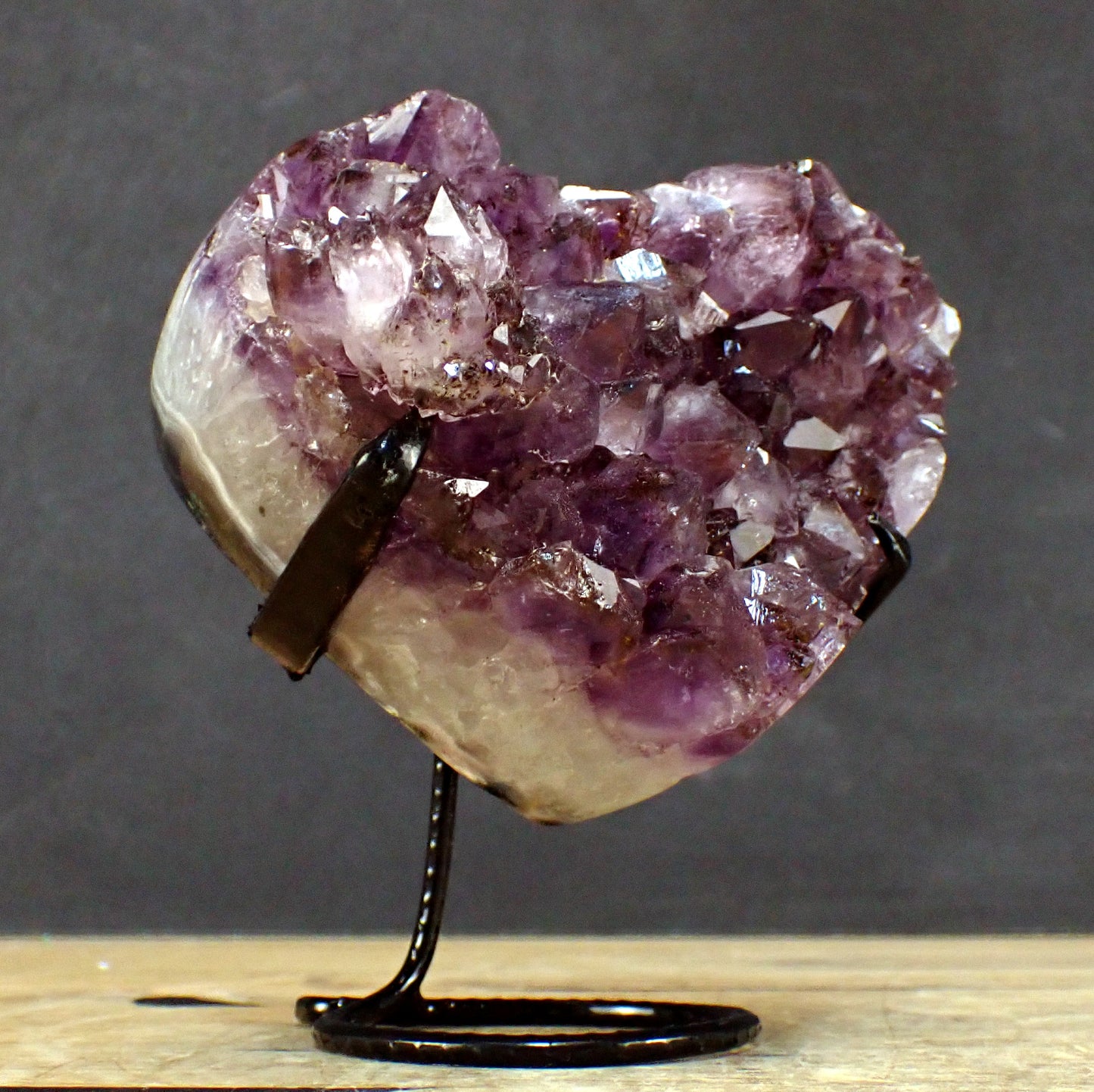 Amethyst Herz Druse auf Ständer  – 1253,31g – 135 x 131 x 95mm