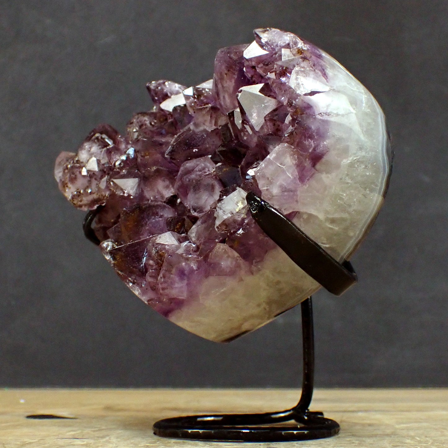 Amethyst Herz Druse auf Ständer  – 1253,31g – 135 x 131 x 95mm