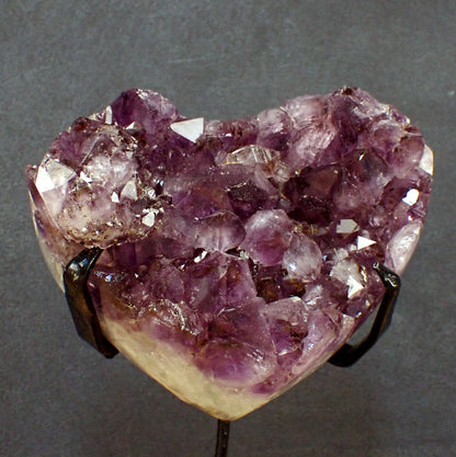 Amethyst Herz Druse auf Ständer  – 1253,31g – 135 x 131 x 95mm