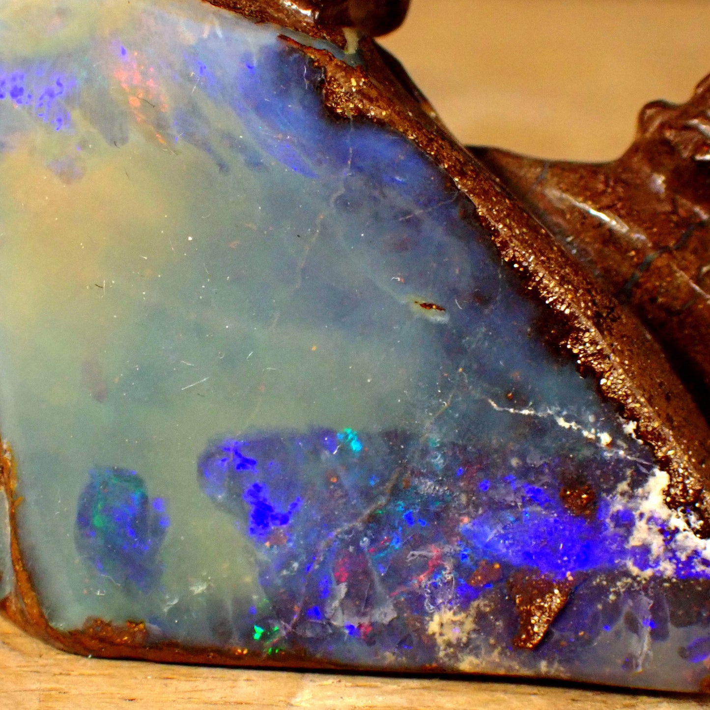 Boulder Opal Schnitzerei aus Australien, hergestellt in Idar-Oberstein - 103,49g - 80 x 66 x 30mm