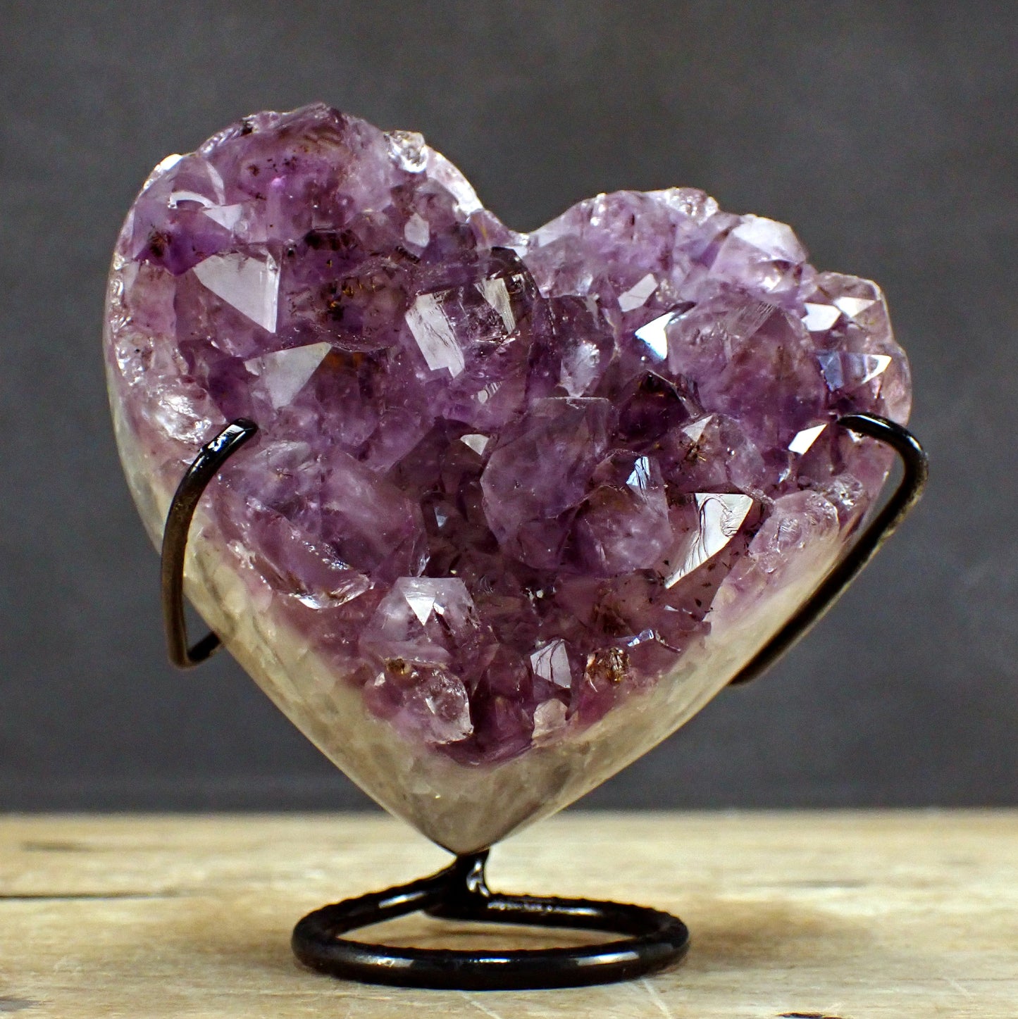 Amethyst Herz Druse auf Ständer  – 797,71g – 105x107x93mm