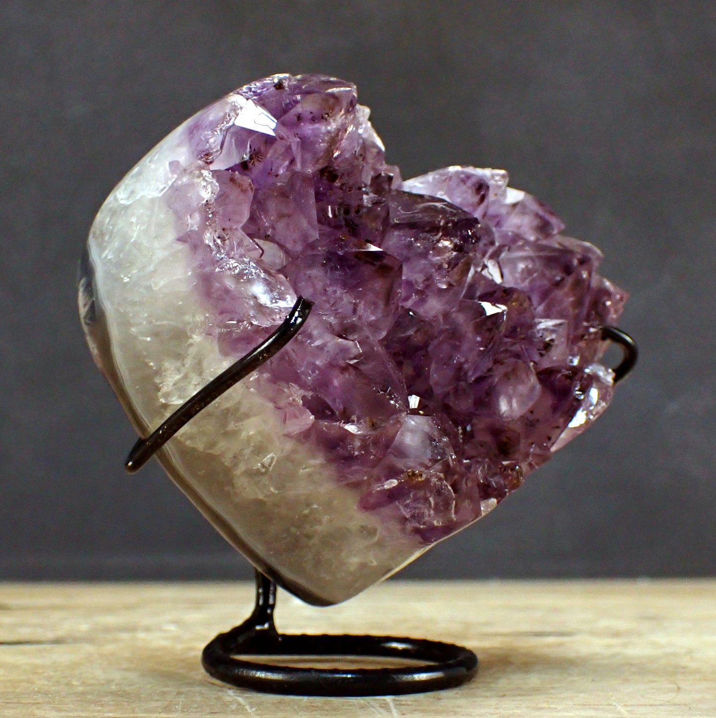 Amethyst Herz Druse auf Ständer  – 797,71g – 105x107x93mm