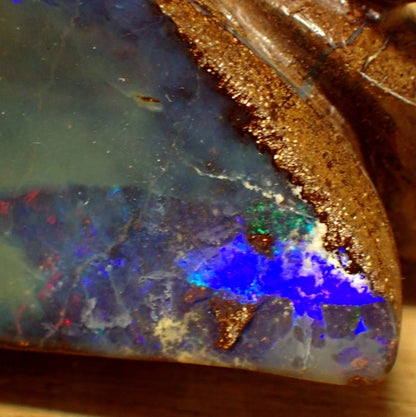 Boulder Opal Schnitzerei aus Australien, hergestellt in Idar-Oberstein - 103,49g - 80 x 66 x 30mm