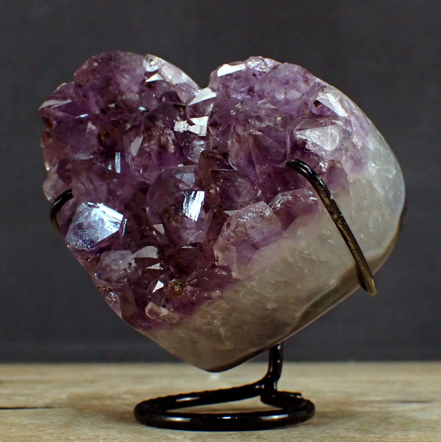 Amethyst Herz Druse auf Ständer  – 797,71g – 105x107x93mm