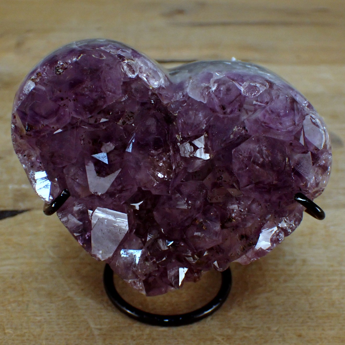 Amethyst Herz Druse auf Ständer  – 797,71g – 105x107x93mm