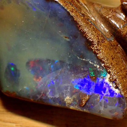 Boulder Opal Schnitzerei aus Australien, hergestellt in Idar-Oberstein - 103,49g - 80 x 66 x 30mm