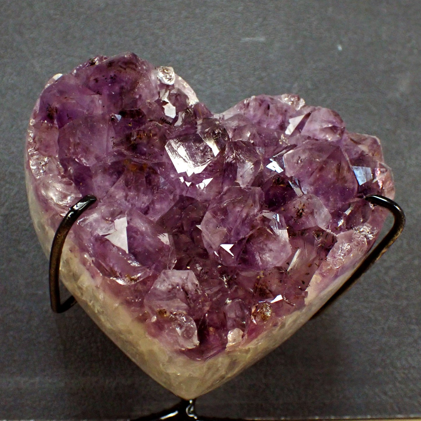 Amethyst Herz Druse auf Ständer  – 797,71g – 105x107x93mm