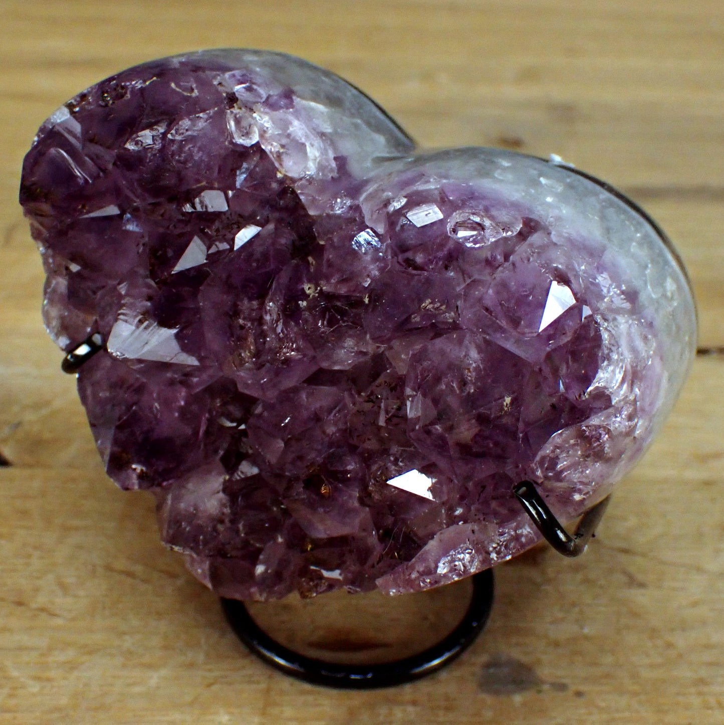 Amethyst Herz Druse auf Ständer  – 797,71g – 105x107x93mm