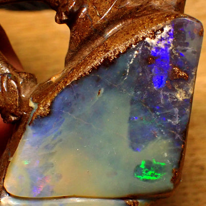 Boulder Opal Schnitzerei aus Australien, hergestellt in Idar-Oberstein - 103,49g - 80 x 66 x 30mm