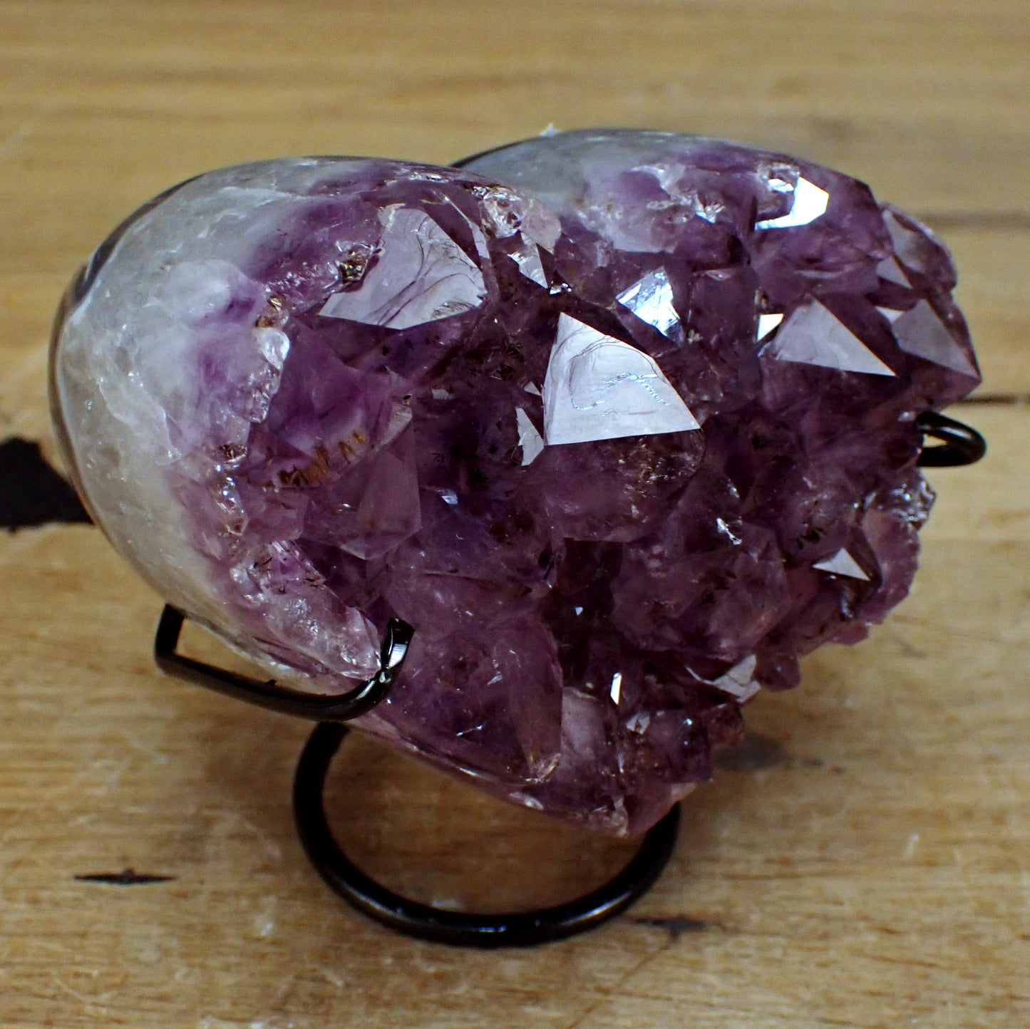 Amethyst Herz Druse auf Ständer  – 797,71g – 105x107x93mm