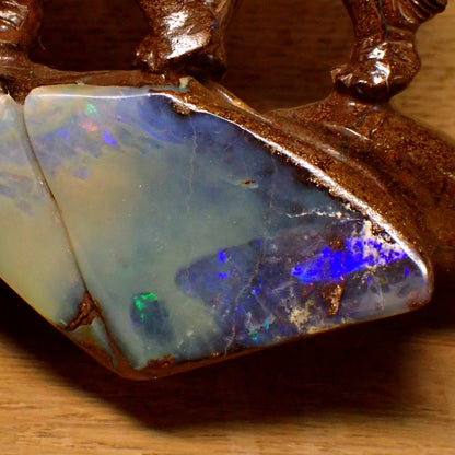 Boulder Opal Schnitzerei aus Australien, hergestellt in Idar-Oberstein - 103,49g - 80 x 66 x 30mm