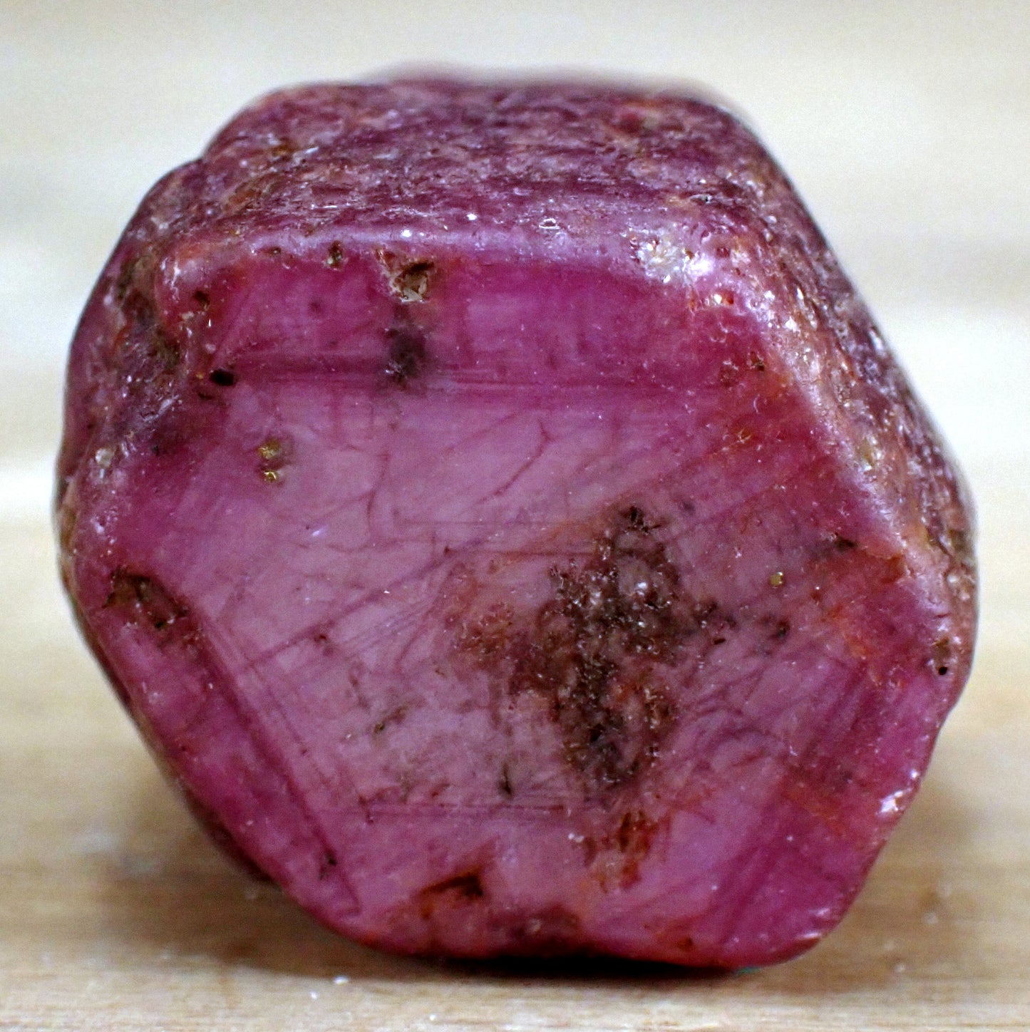 Roter Rubin aus Kenia, 181,1ct - 36,22g - 30,3 x 23,1 x 20,9mm