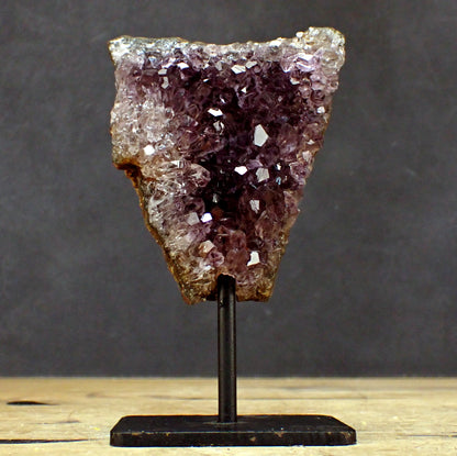 Amethyst auf Ständer - 404,75g - 135 x 90 x 50 mm