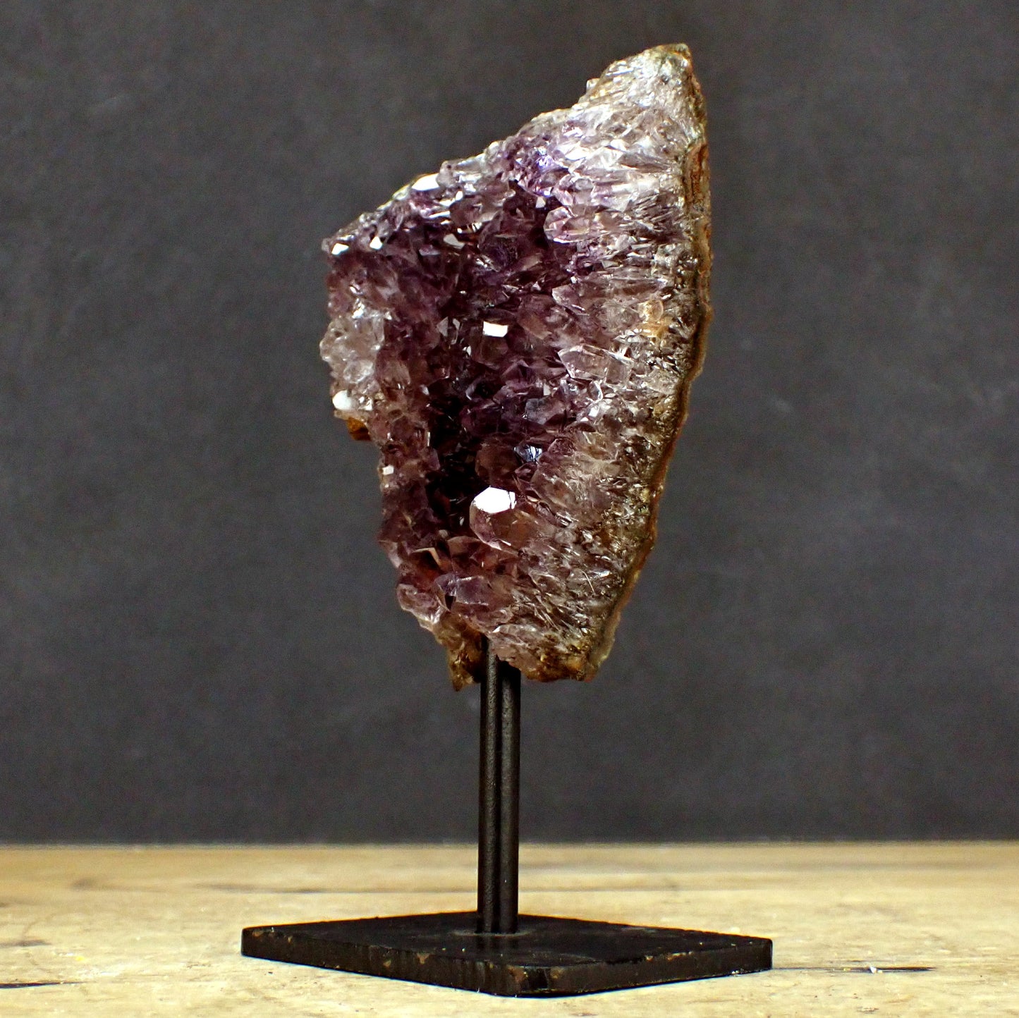 Amethyst auf Ständer - 404,75g - 135 x 90 x 50 mm