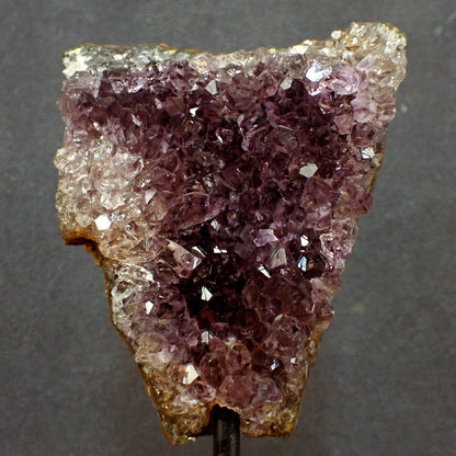 Amethyst auf Ständer - 404,75g - 135 x 90 x 50 mm