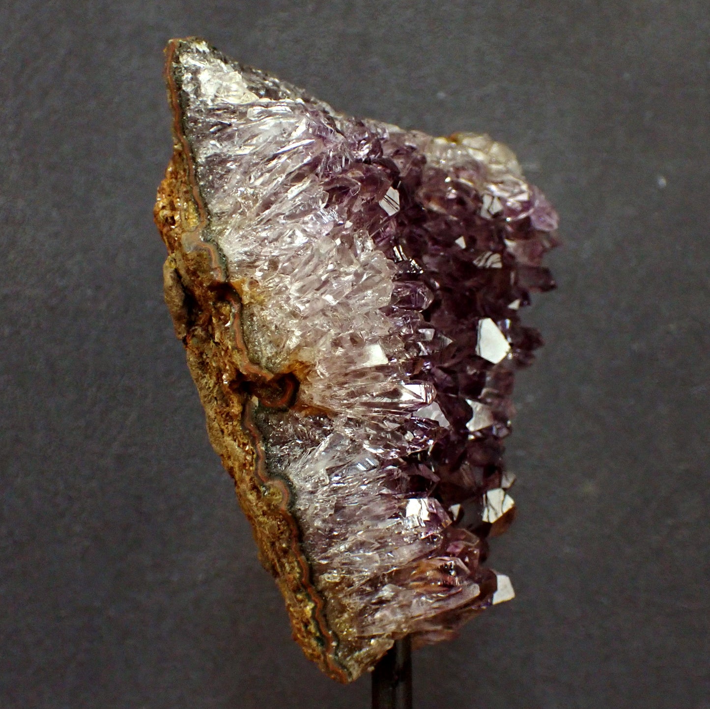 Amethyst auf Ständer - 404,75g - 135 x 90 x 50 mm