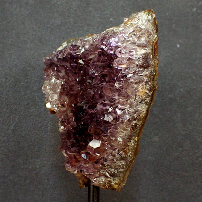 Amethyst auf Ständer - 404,75g - 135 x 90 x 50 mm