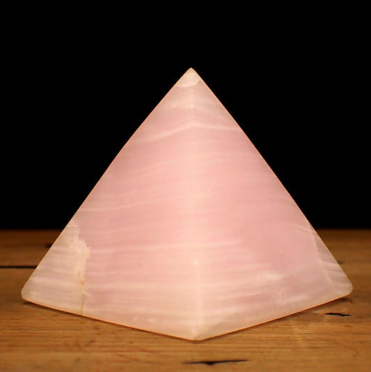 Pinker Calcit Pyramide - 454,71g - 82 x 78 x 78mm