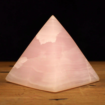 Pinker Calcit Pyramide - 454,71g - 82 x 78 x 78mm