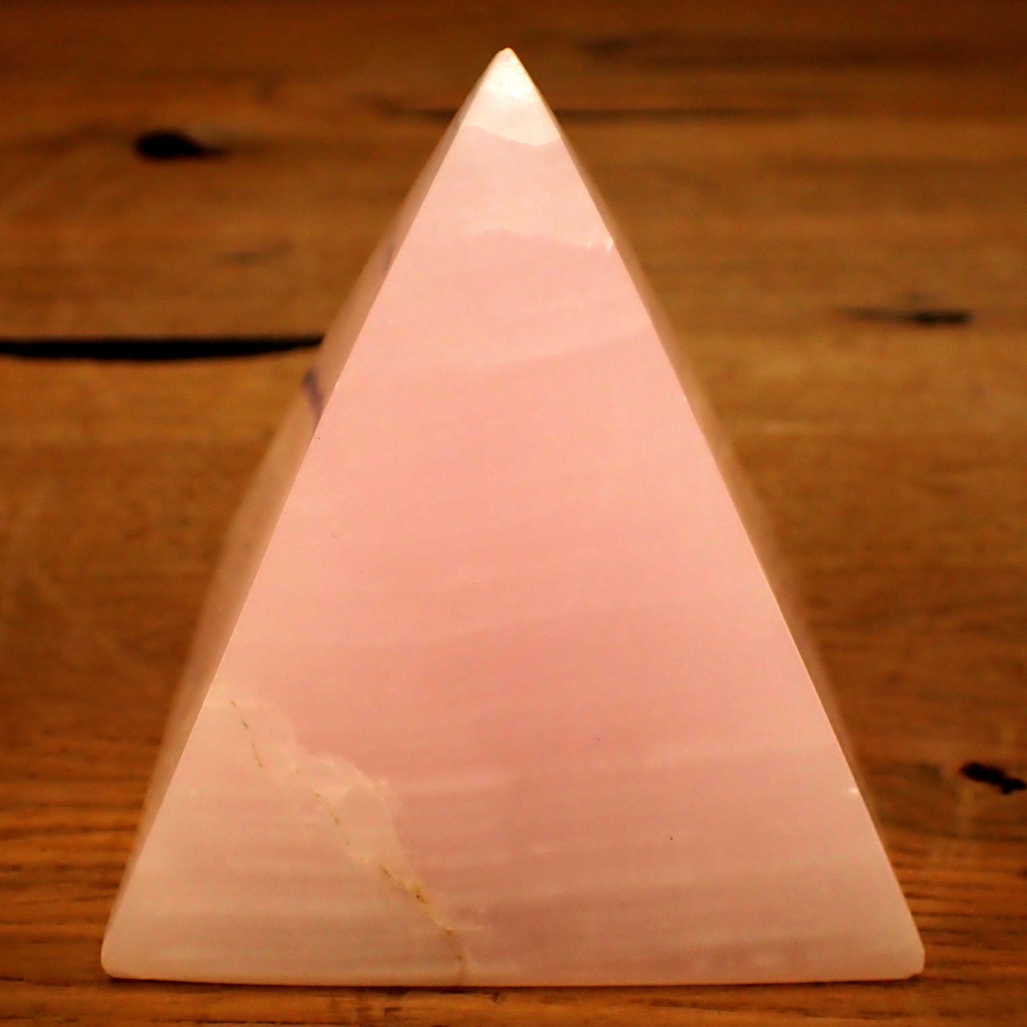 Pinker Calcit Pyramide - 454,71g - 82 x 78 x 78mm