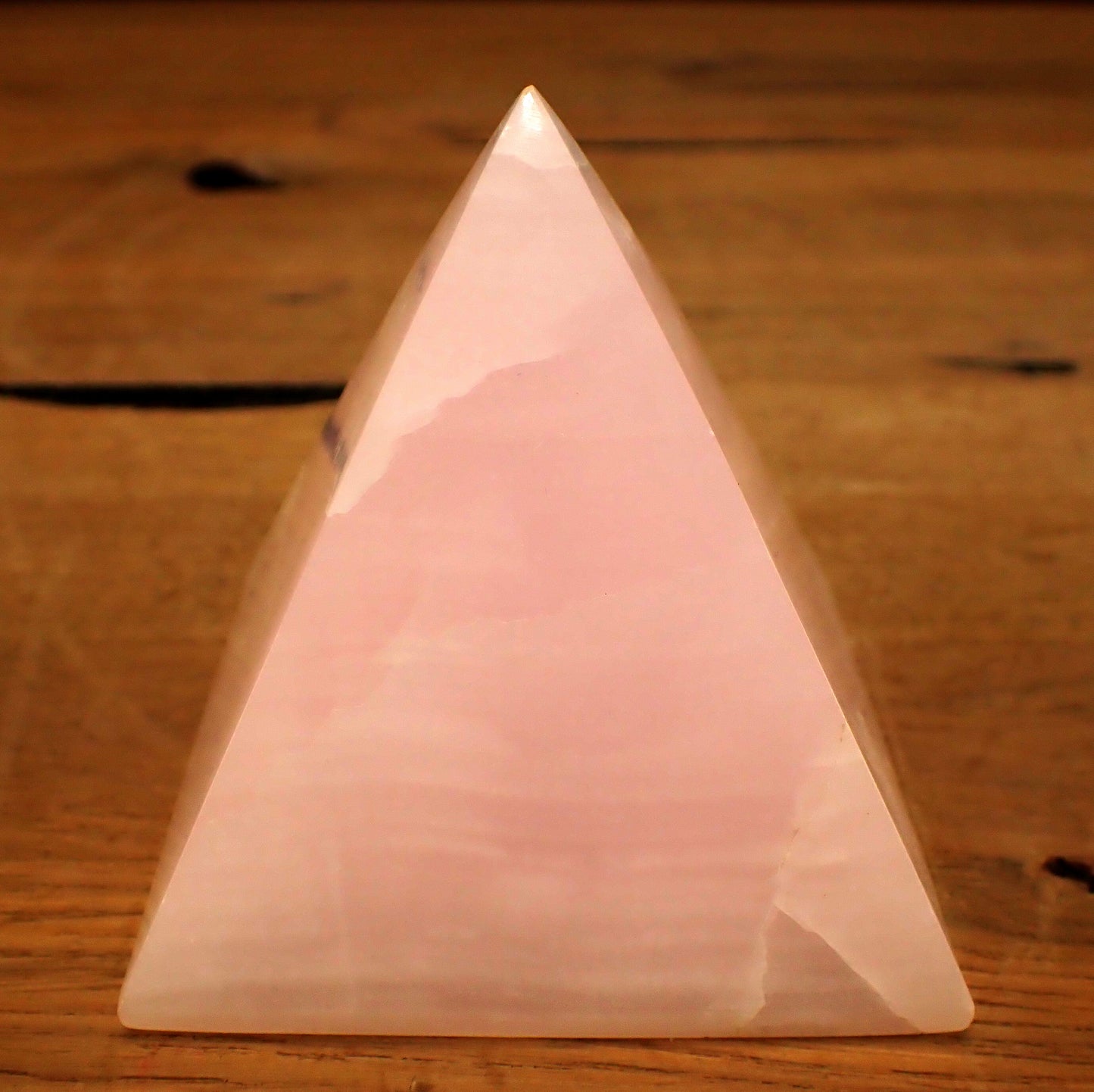 Pinker Calcit Pyramide - 454,71g - 82 x 78 x 78mm