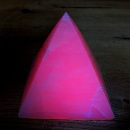 Pinker Calcit Pyramide - 454,71g - 82 x 78 x 78mm