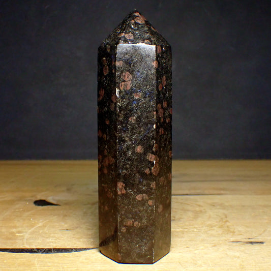 Selten Arfvedsonit und Granat Obelisk - 708,81g