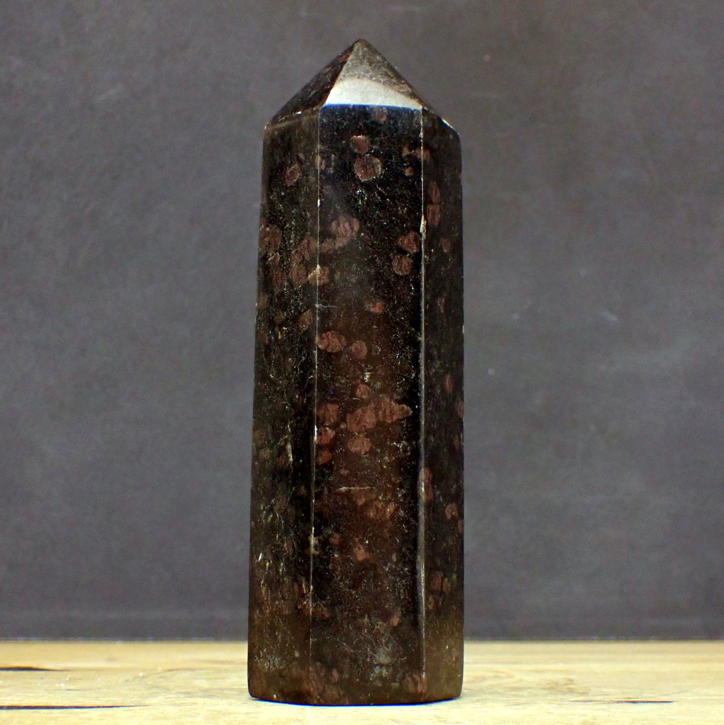 Selten Arfvedsonit und Granat Obelisk - 708,81g