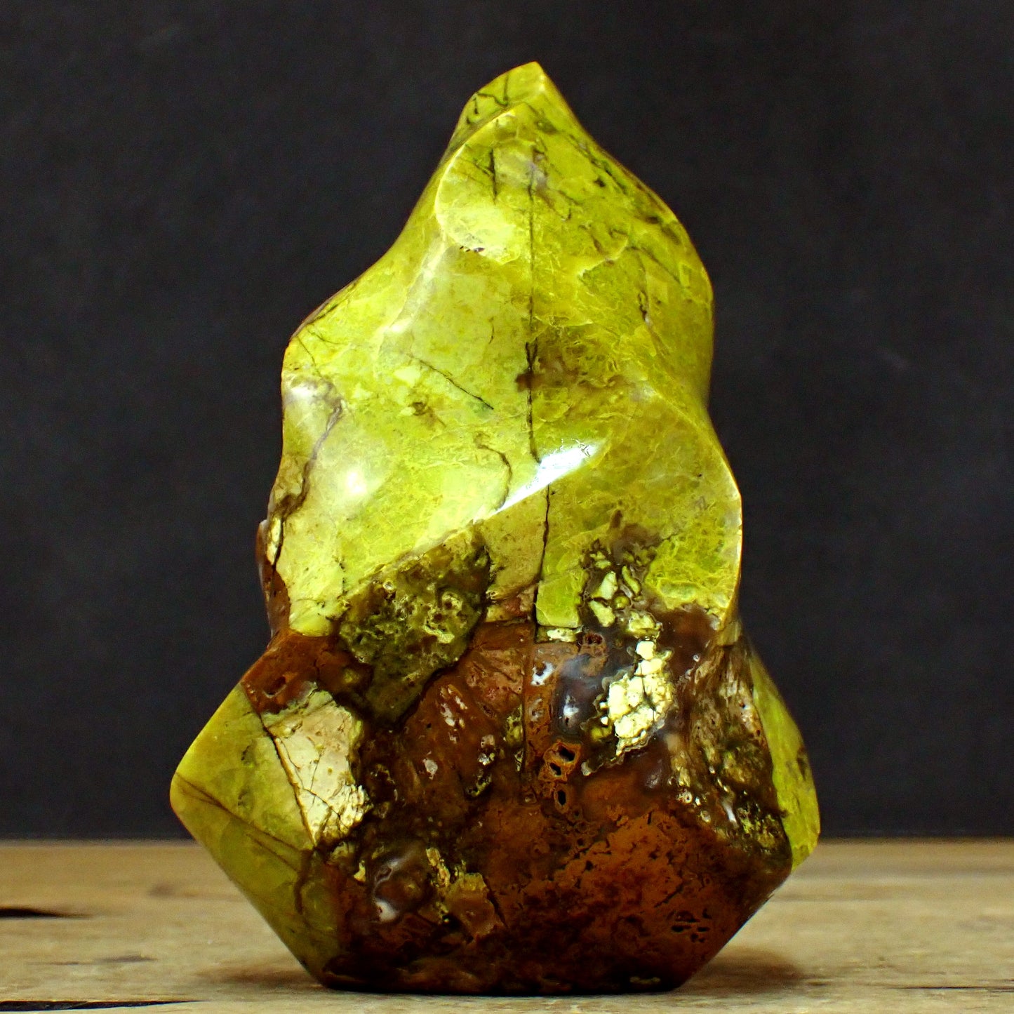 Grüner Opal Flamme - 635,88g - 140 x 95 x 71mm