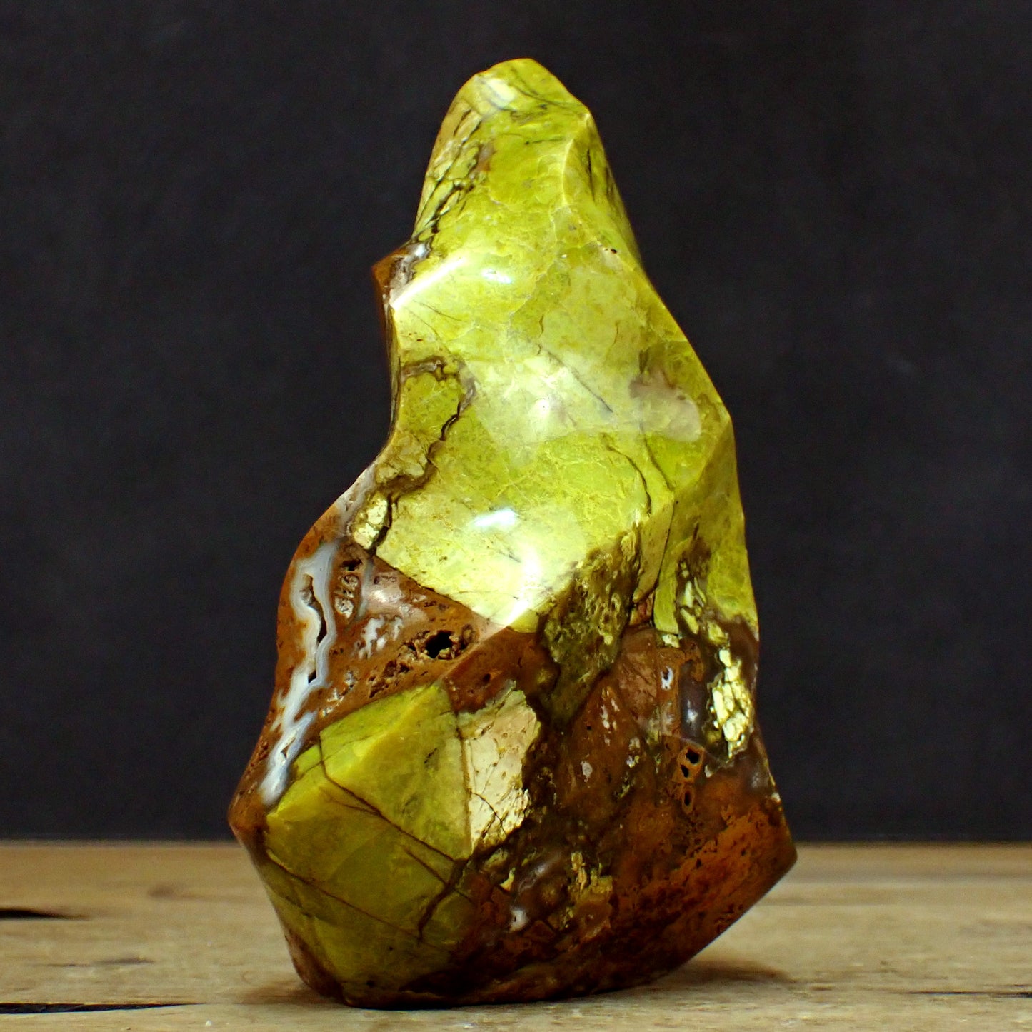 Grüner Opal Flamme - 635,88g - 140 x 95 x 71mm