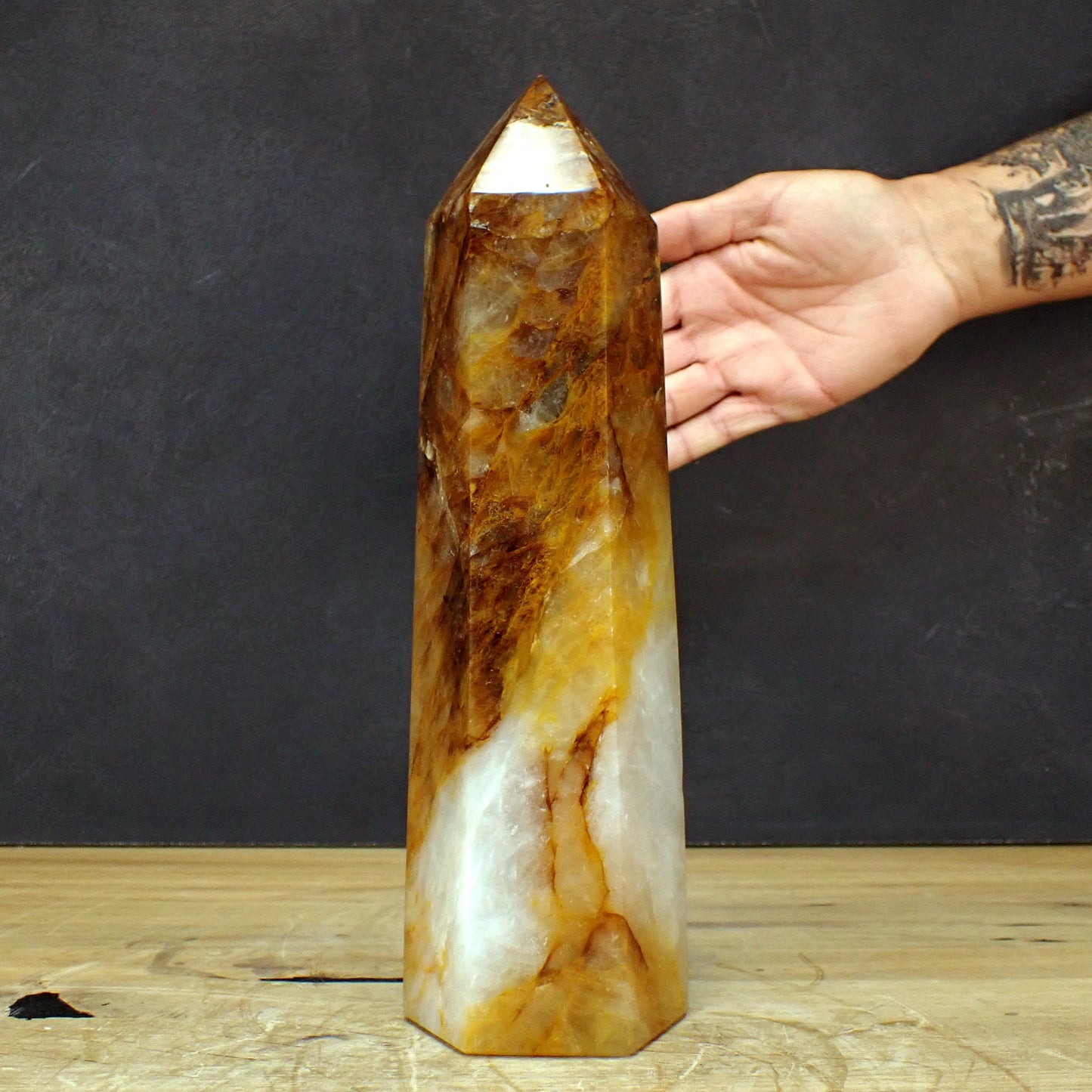 Großer Quarz Obelisk "Golden Healer" - 2455,51g - 280 x 82 x 74mm