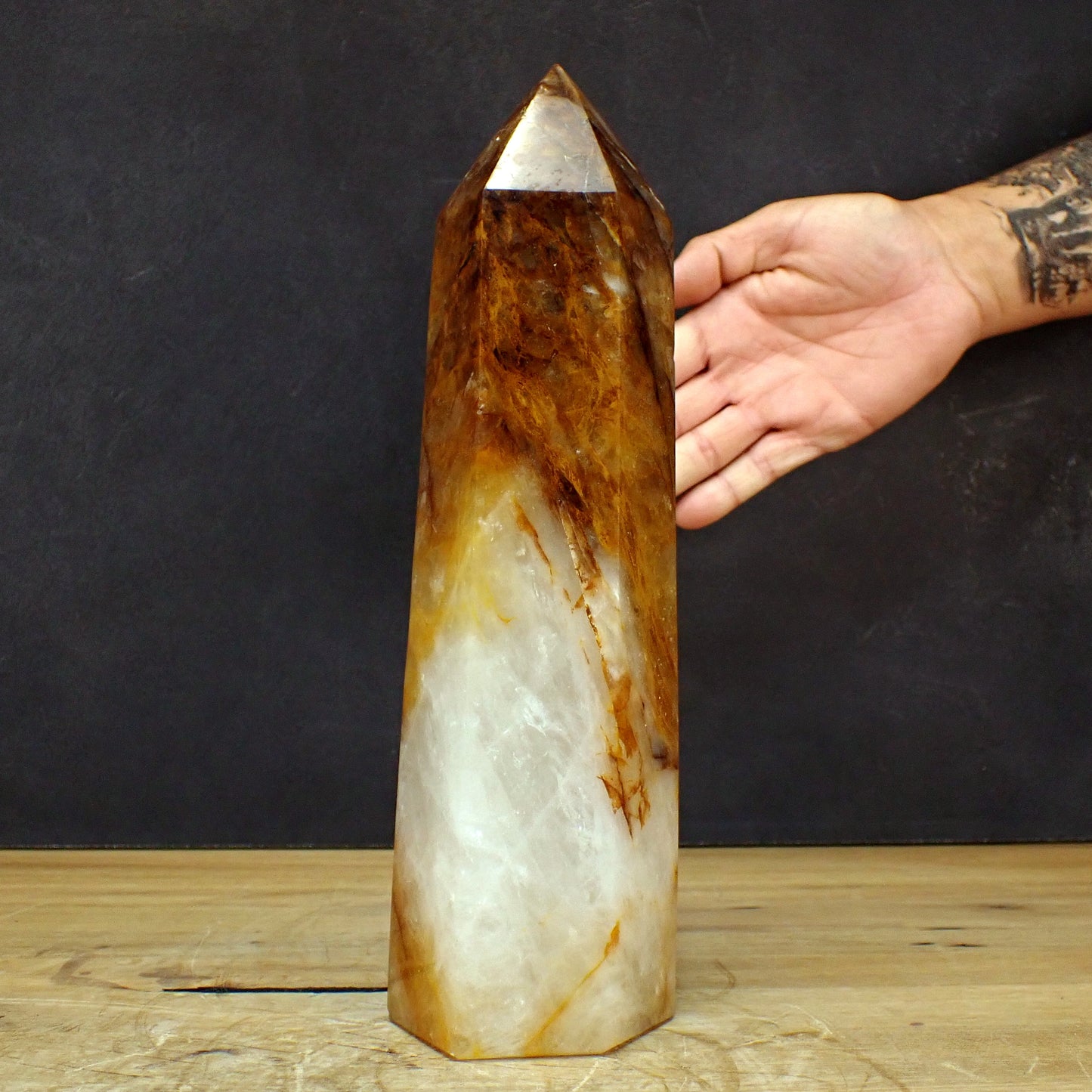 Großer Quarz Obelisk "Golden Healer" - 2455,51g - 280 x 82 x 74mm