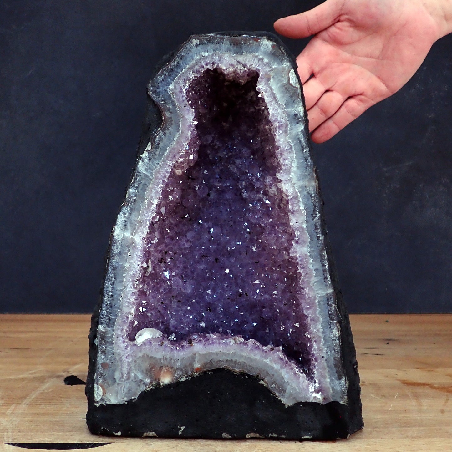 Amethyst Druse mit Calzit Kristallen - 8324,89g - 330 x 220 x 150mm