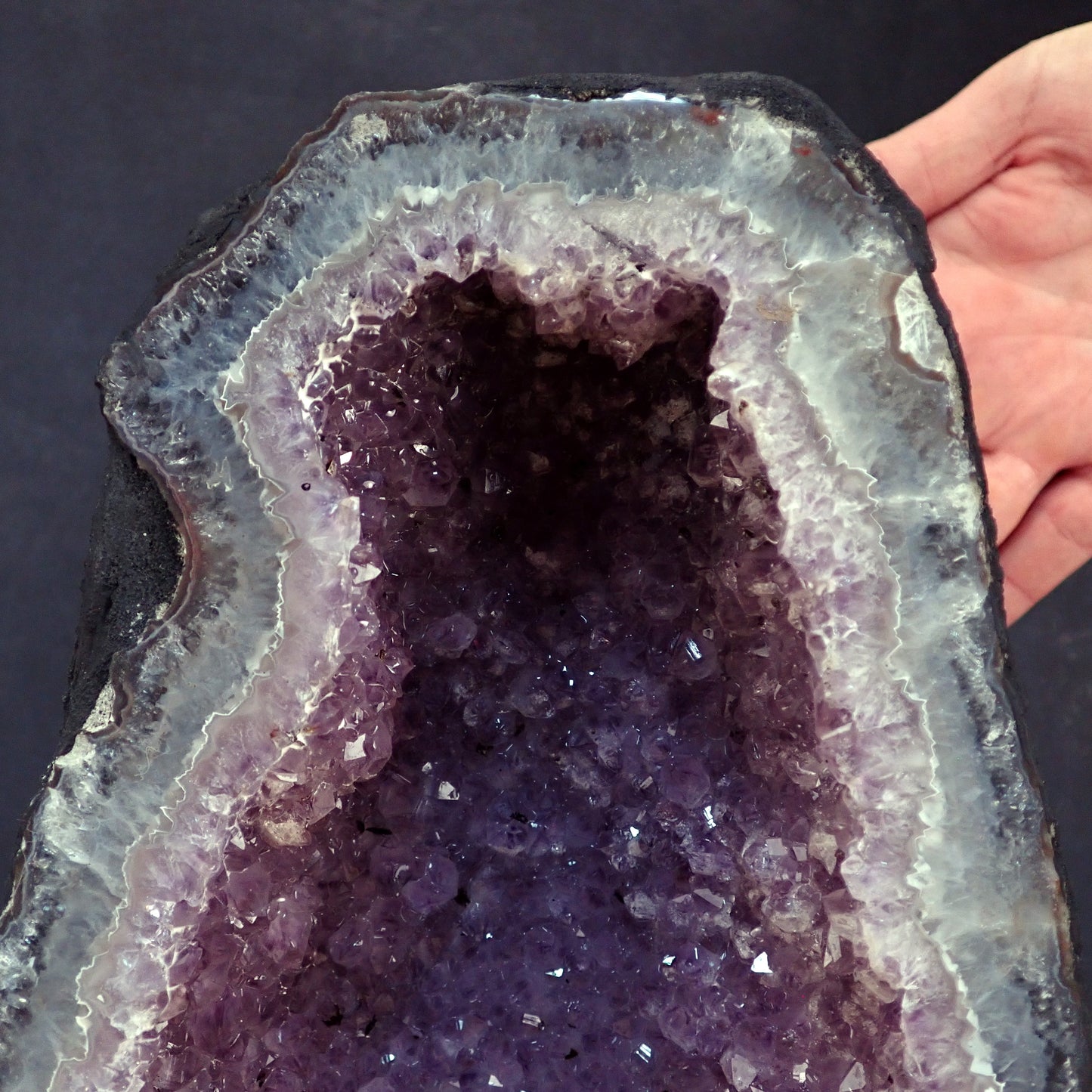 Amethyst Druse mit Calzit Kristallen - 8324,89g - 330 x 220 x 150mm