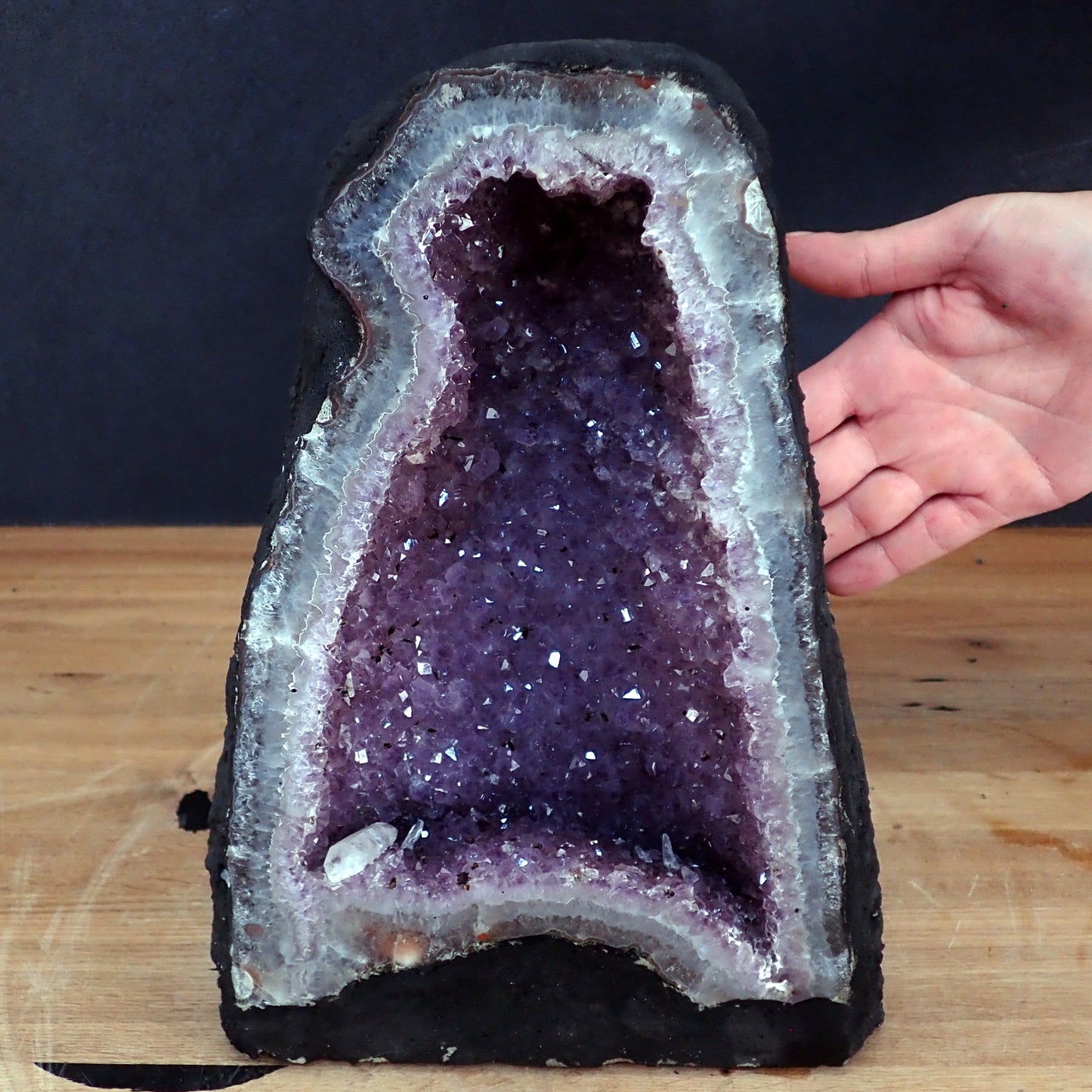 Amethyst Druse mit Calzit Kristallen - 8324,89g - 330 x 220 x 150mm