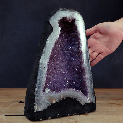 Amethyst Druse mit Calzit Kristallen - 8324,89g - 330 x 220 x 150mm