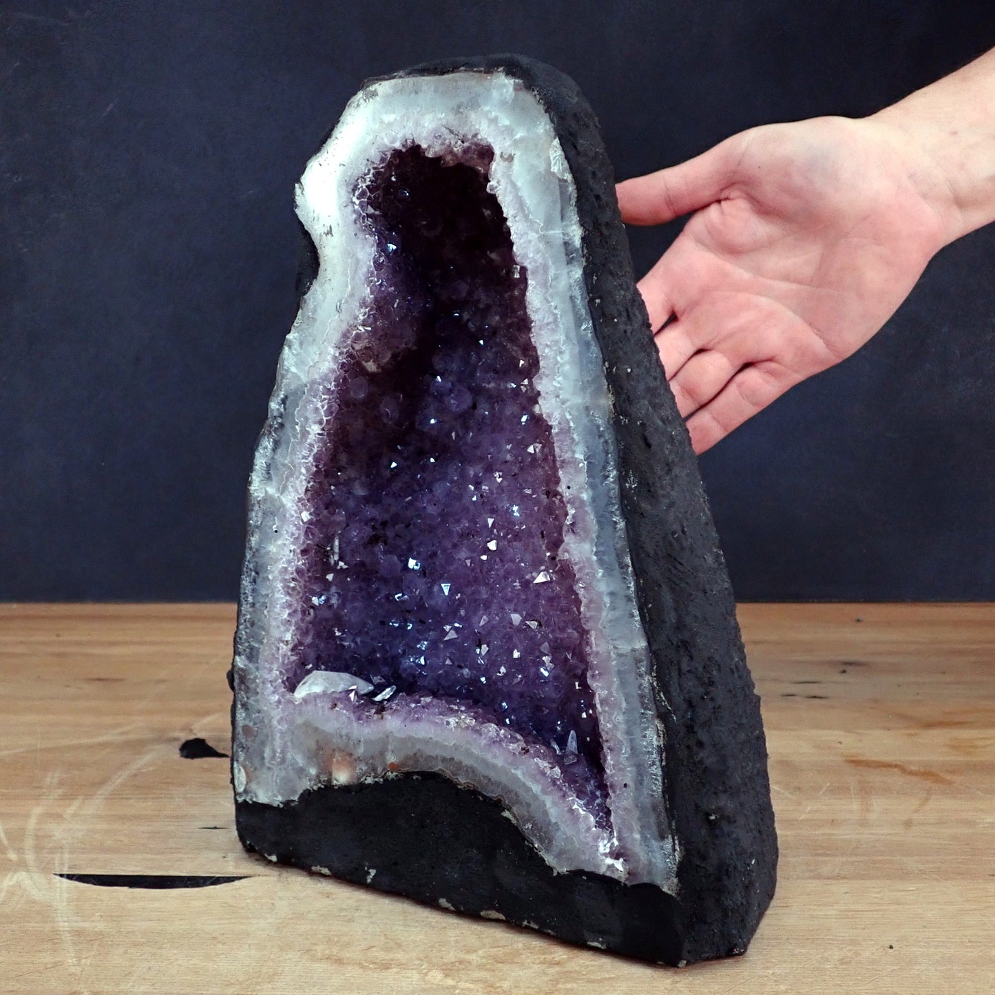 Amethyst Druse mit Calzit Kristallen - 8324,89g - 330 x 220 x 150mm