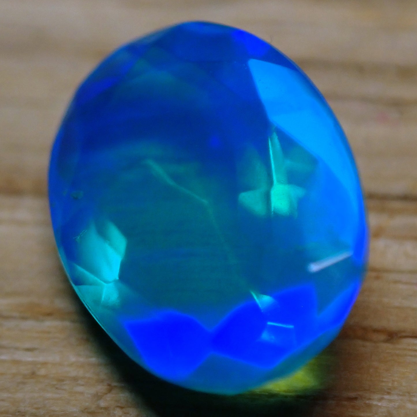 Selten AAA+ Blauer Opal Facettiert, 1.935ct