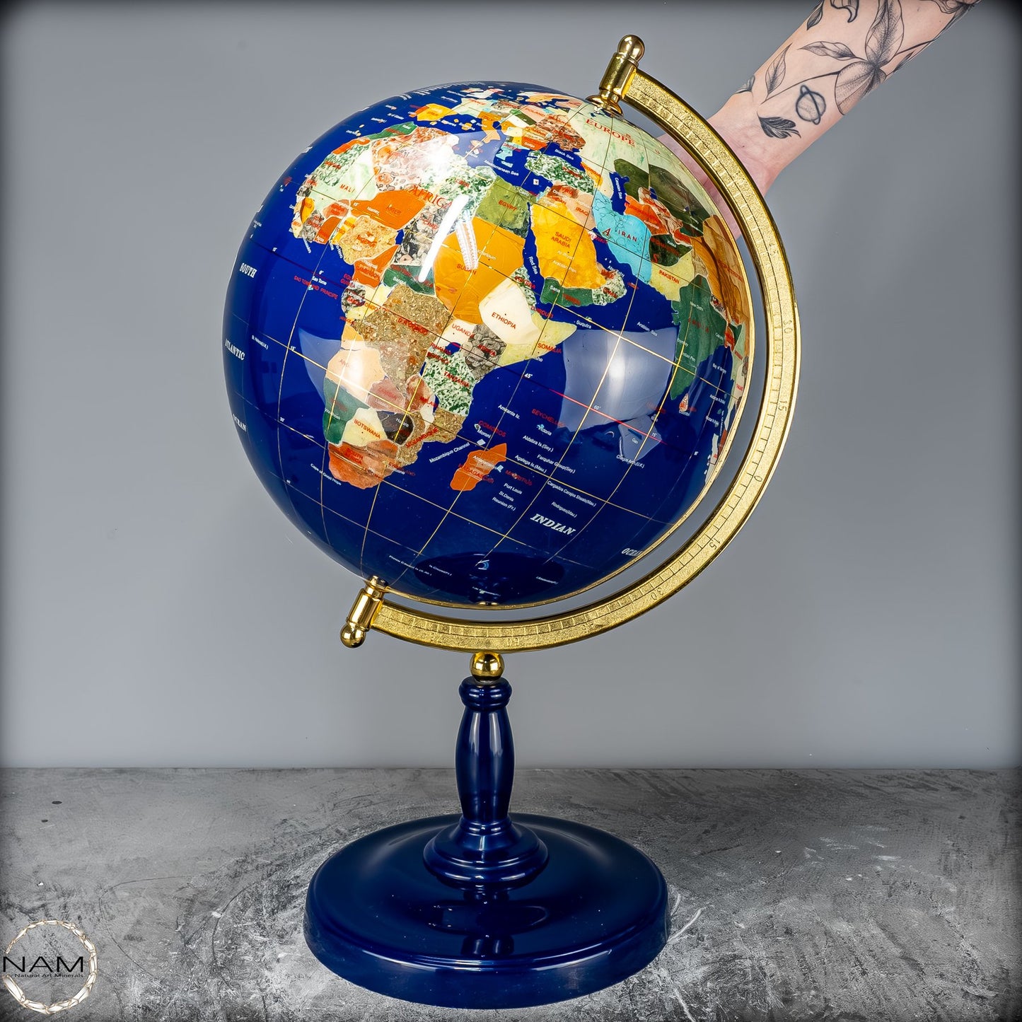 Exklusiver Globus aus Lapislazuli und Edelsteinen – 6428,22g