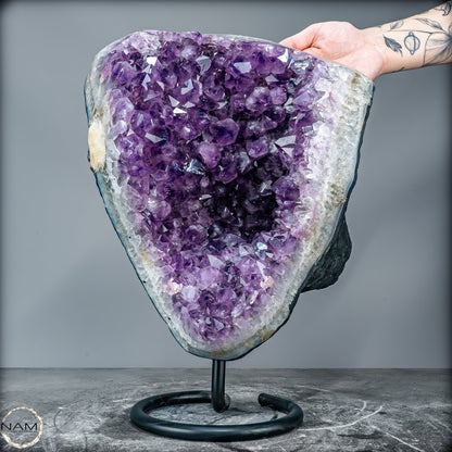 Majestätische Tiefe – Amethystdruse mit Calcit auf edlem Stand- 13039,42g