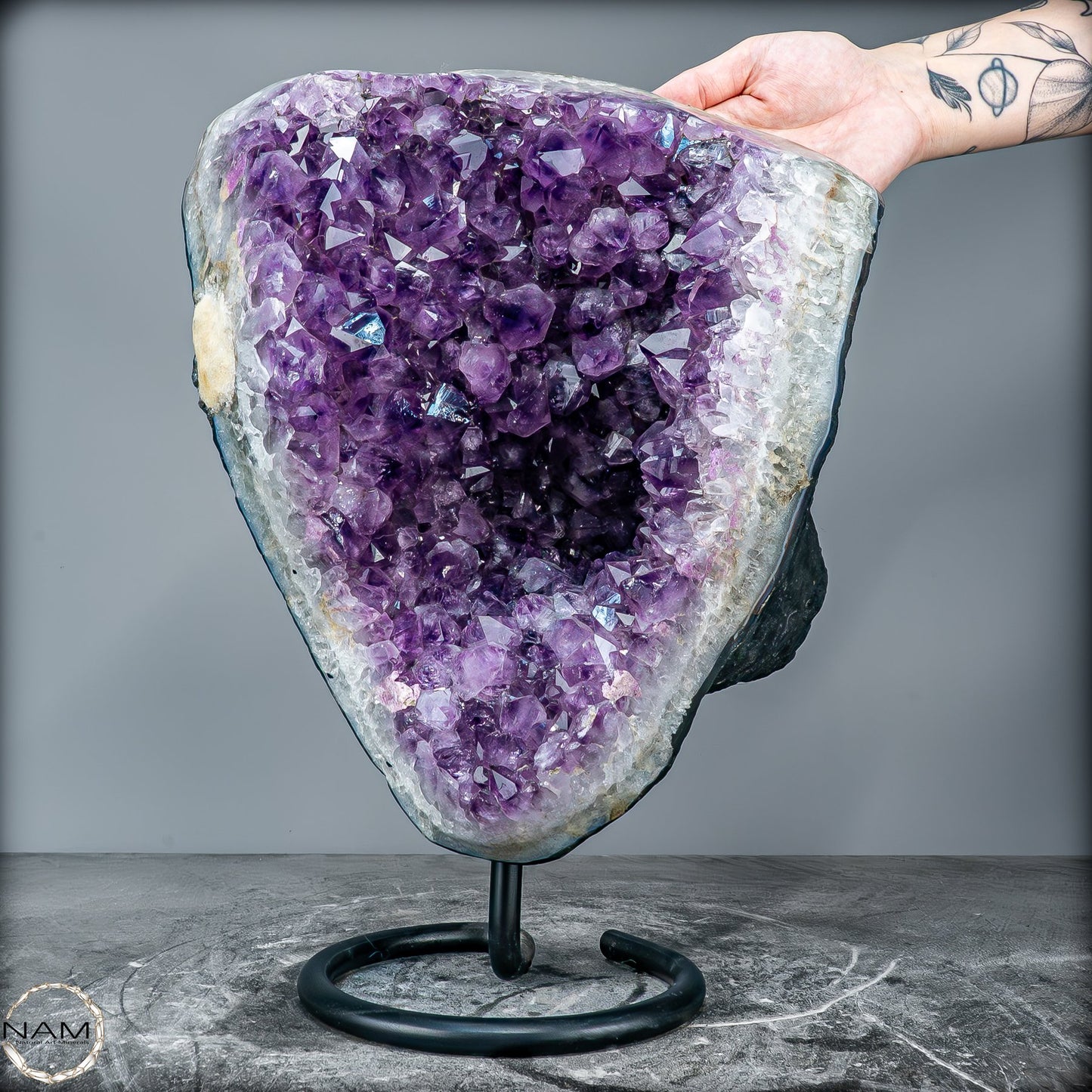 Majestätische Tiefe – Amethystdruse mit Calcit auf edlem Stand- 13039,42g