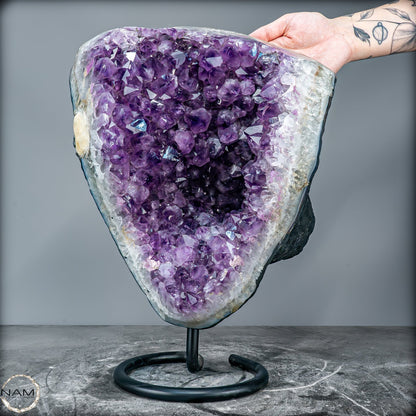 Majestätische Tiefe – Amethystdruse mit Calcit auf edlem Stand- 13039,42g