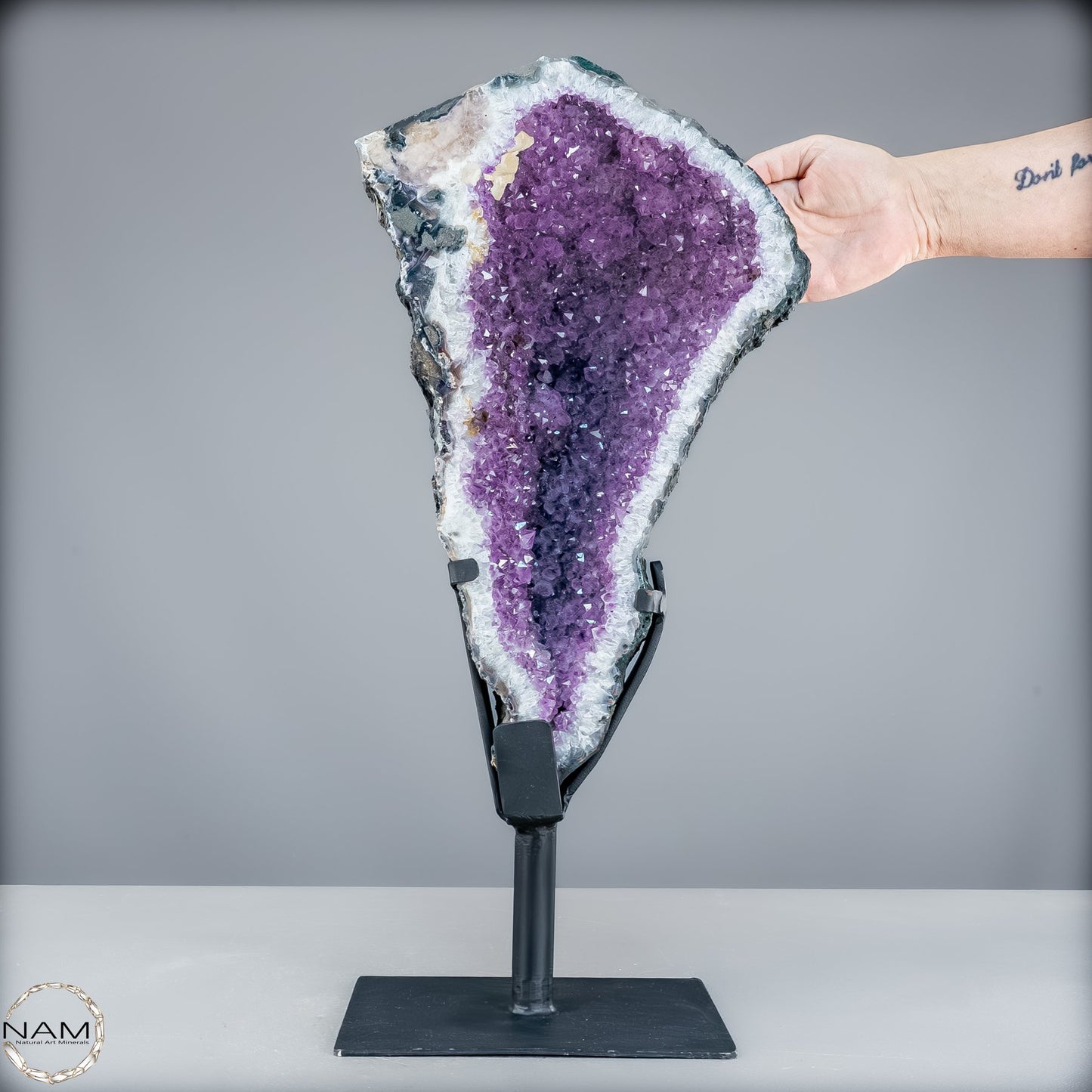 Majestätische Tiefe – Amethystdruse mit Calcit auf edlem Stand-9503,33g